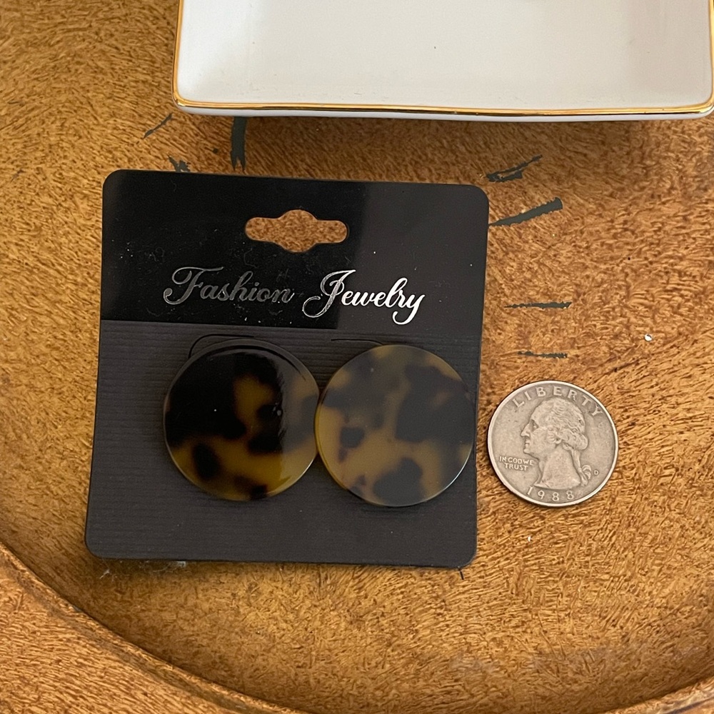 Tortoise Shell Pattern Earrings - Picture 5 of 6